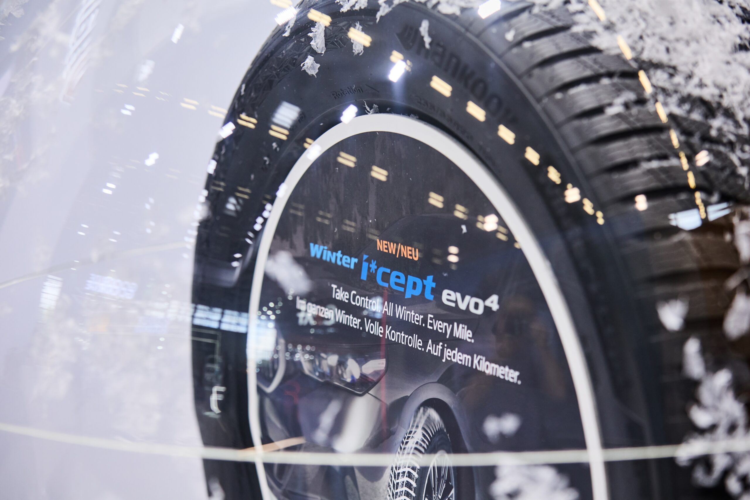 Hankook Winter i*cept evo 4 монтирана на автомобил, движещ се по заснежен път