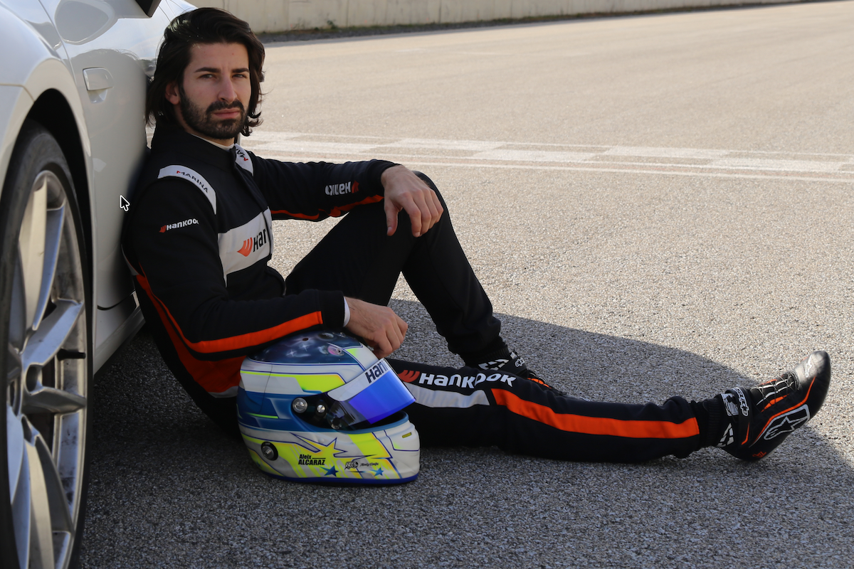 Șofer de test Hankook Aleix Alcaraz lângă un Porsche 911 în timpul dezvoltării Ventus S1 evo Z