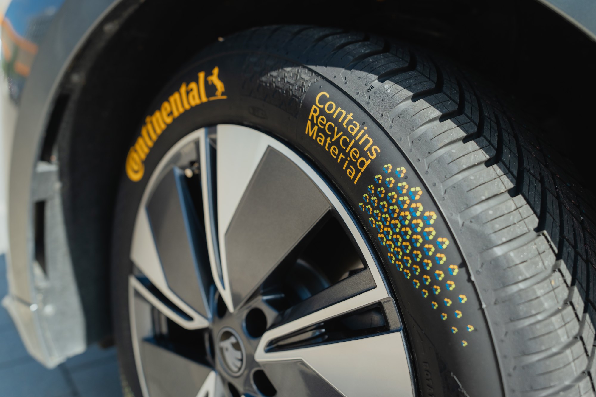Странична стена на концептуалната гума Continental ZEvRA с надпис Съдържа рециклиран материал