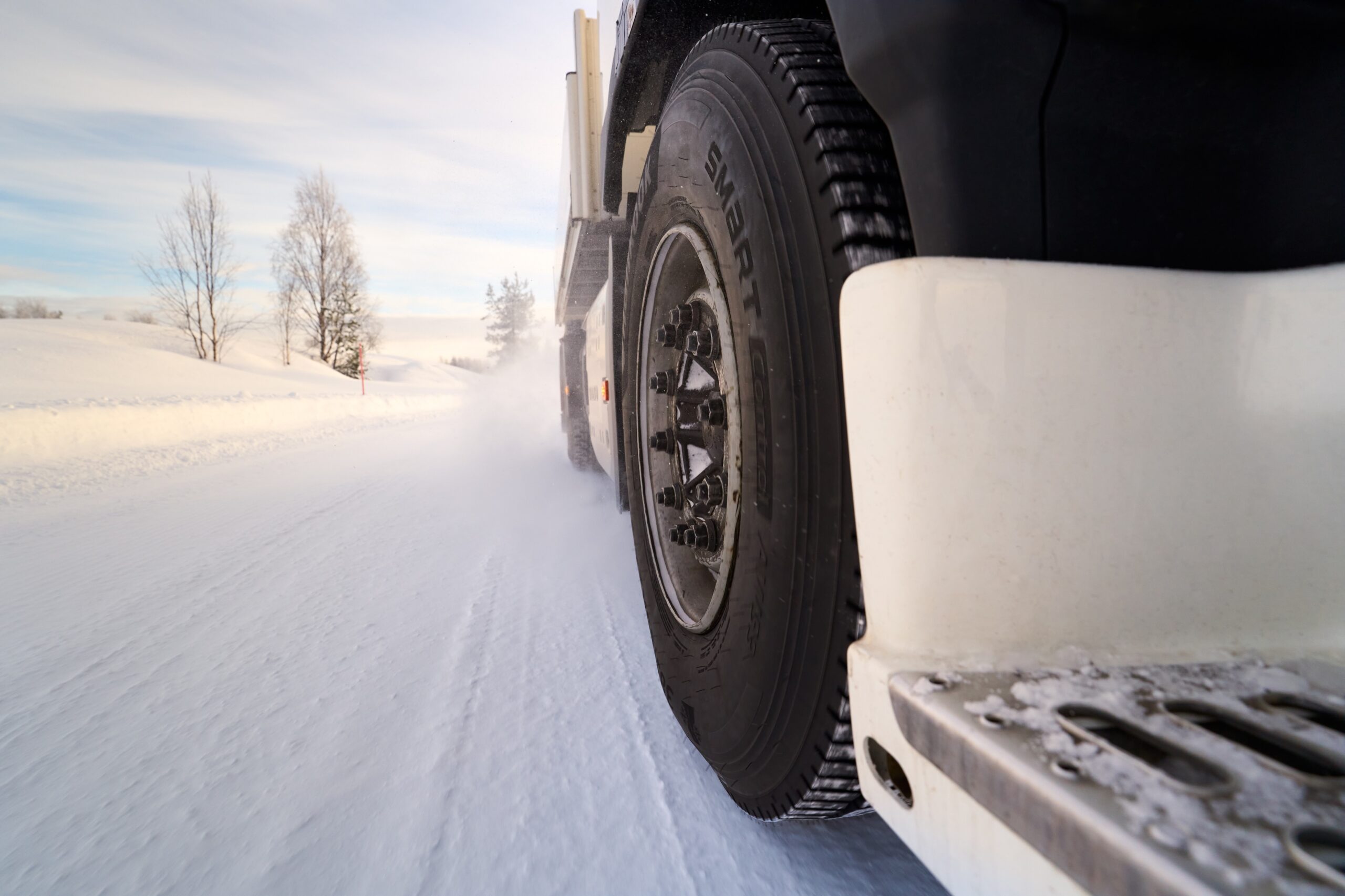 Närbild på ett Hankook Smart Control vinterdäck för lastbil som kör på snöig väg