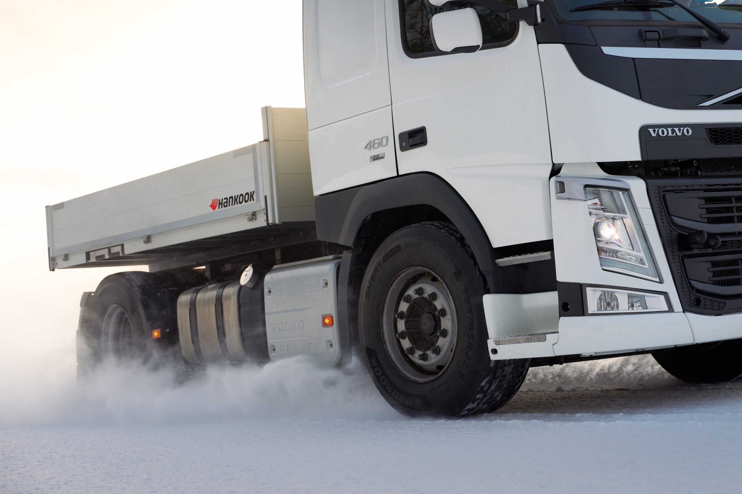 Lastbil utrustad med Hankook Smart Control vinterdäck som kör på snö
