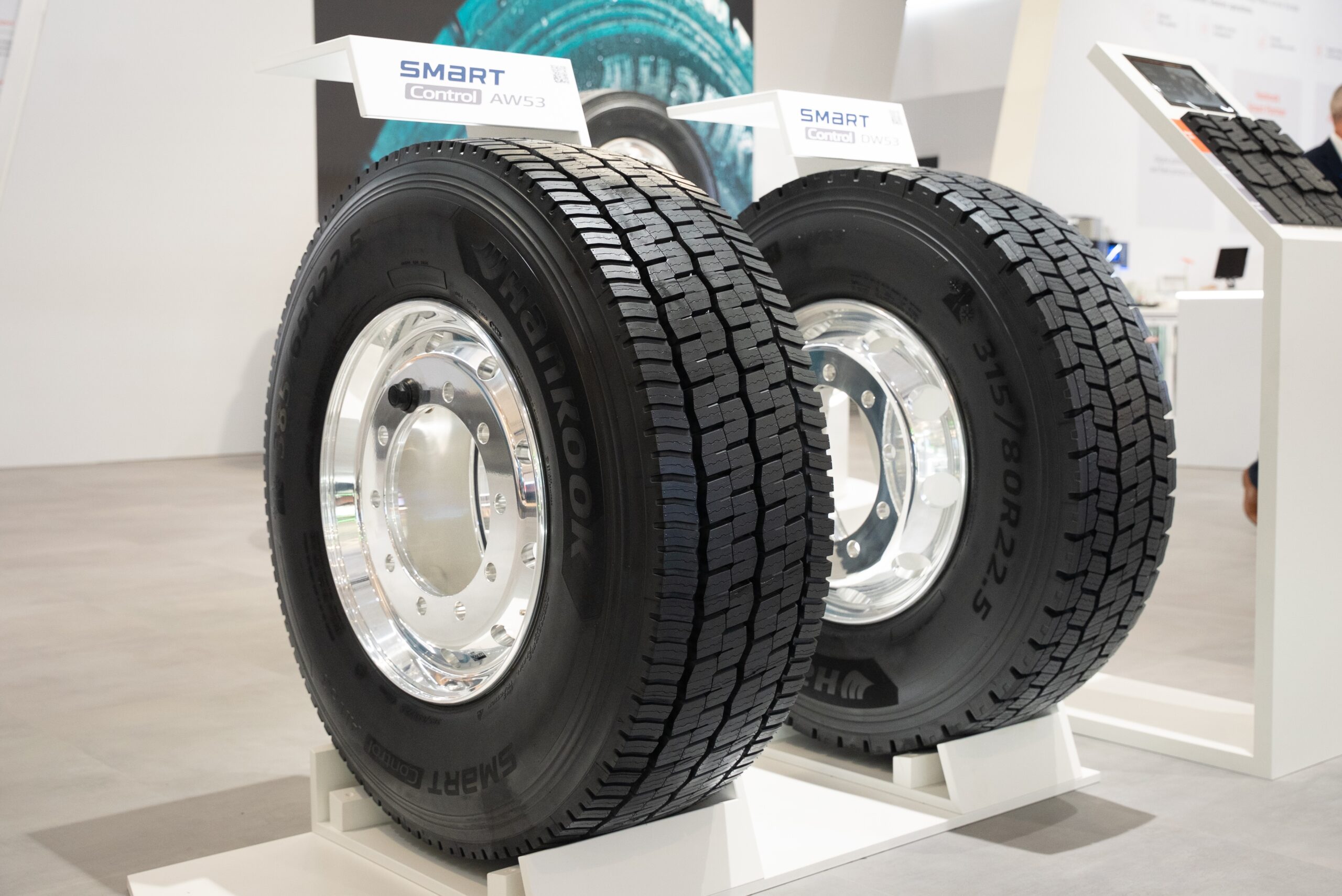 Hankook Smart Control AW53 och DW53 lastbilsdäck visade på IAA Transportation 2026